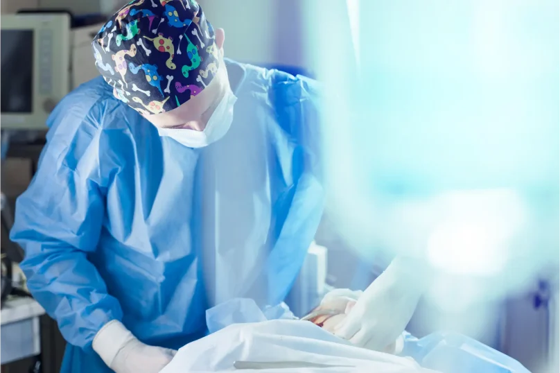 liposuction-for-lipofilling-close-up-of-2-surgeon-physiozen