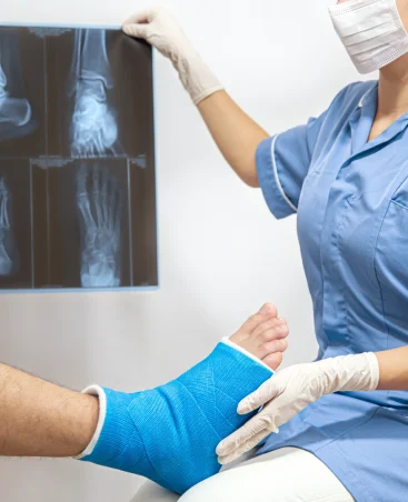 bone-fracture-foot-and-leg-on-male-patient-beingphysiozen