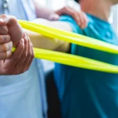 physical-therapist-gives-resistance-band-exercises-physiozen