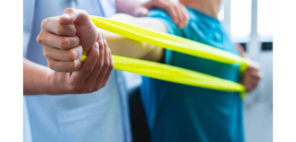 physical-therapist-gives-resistance-band-exercises-physiozen