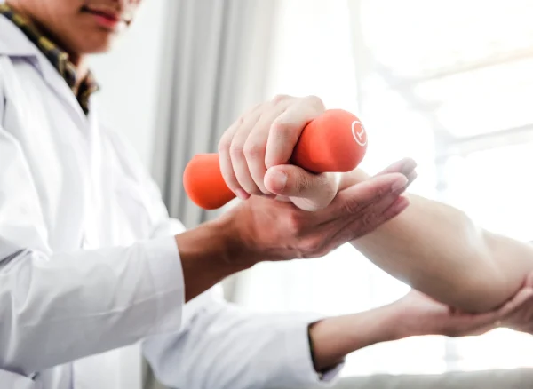 physiotherapist-man-giving-exercise-with-dumbbell-physiozen