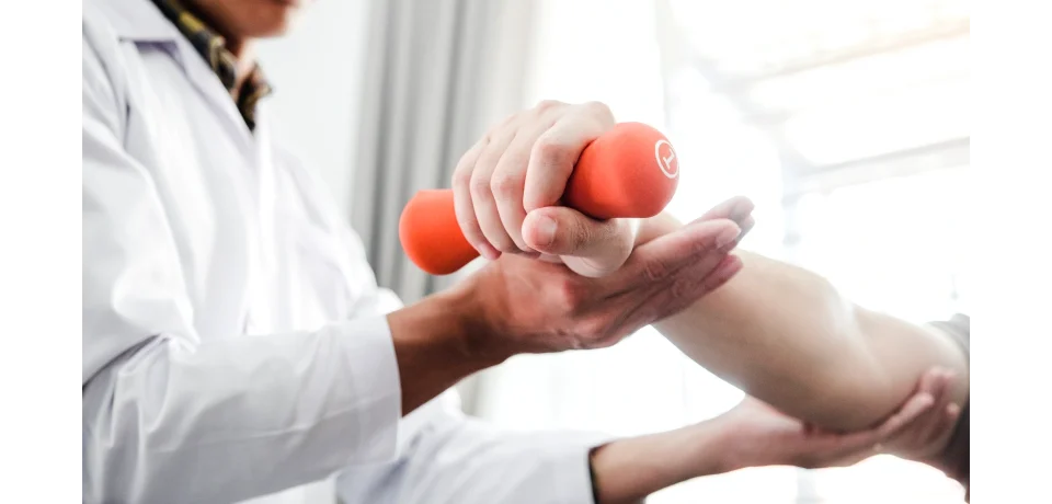 physiotherapist-man-giving-exercise-with-dumbbell-physiozen
