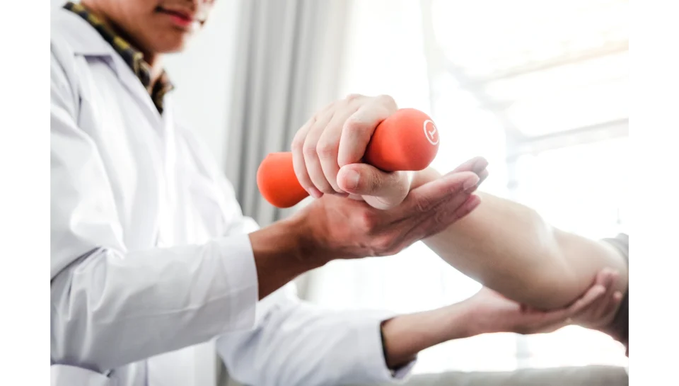 physiotherapist-man-giving-exercise-with-dumbbell-physiozen